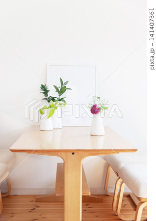 観葉植物と紫の花を飾った明るくミニマルなリビング 観葉植物と紫の花を飾った明るくミニマルなリビング 141407361
