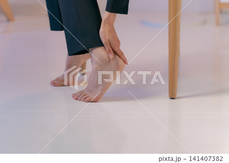 足を抑えるスーツの女性のパーツカット 足を抑えるスーツの女性のパーツカット 141407382