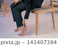 足を抑えるスーツの女性のパーツカット 足を抑えるスーツの女性のパーツカット 141407384