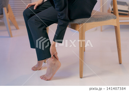 足を抑えるスーツの女性のパーツカット 足を抑えるスーツの女性のパーツカット 141407384