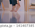 足を抑えるスーツの女性のパーツカット 足を抑えるスーツの女性のパーツカット 141407385