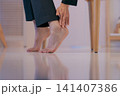 足を抑えるスーツの女性のパーツカット 足を抑えるスーツの女性のパーツカット 141407386