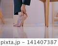 足を抑えるスーツの女性のパーツカット 足を抑えるスーツの女性のパーツカット 141407387
