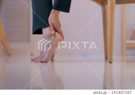 足を抑えるスーツの女性のパーツカット 足を抑えるスーツの女性のパーツカット 141407387