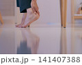 足を抑えるスーツの女性のパーツカット 足を抑えるスーツの女性のパーツカット 141407388