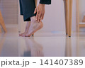 足を抑えるスーツの女性のパーツカット 足を抑えるスーツの女性のパーツカット 141407389