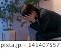 落ち込むスーツの女性 落ち込むスーツの女性 141407557