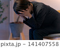 落ち込むスーツの女性 落ち込むスーツの女性 141407558