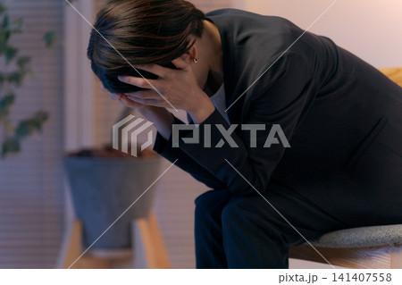 落ち込むスーツの女性 落ち込むスーツの女性 141407558