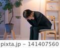 落ち込むスーツの女性 落ち込むスーツの女性 141407560