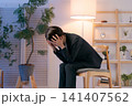 落ち込むスーツの女性 落ち込むスーツの女性 141407562