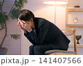 落ち込むスーツの女性 落ち込むスーツの女性 141407566