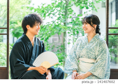 日本家屋の縁側に座る浴衣姿のアジア人カップル・夫婦 日本家屋の縁側に座る浴衣姿のアジア人カップル・夫婦 141407602