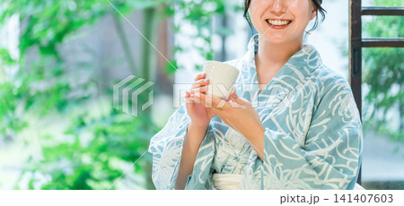 浴衣を着てお茶を飲む若い女性(茶道) 141407603