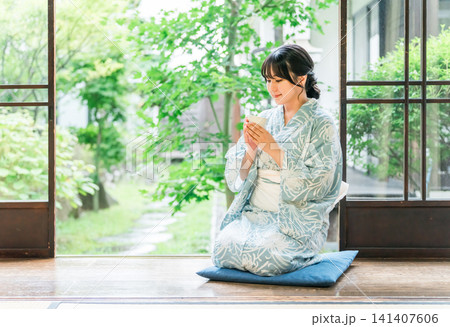 浴衣を着てお茶を飲む若い女性(茶道) 浴衣を着てお茶を飲む若い女性(茶道) 141407606