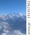 どこまでも続く雲海と青空にそびえるヒマラヤ山脈の絶景・空撮 141407802