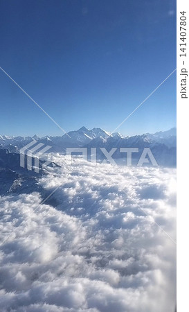 厚い雲海の上に頭を覗かせたるヒマラヤ山脈・エベレストの神秘的な風景 厚い雲海の上に頭を覗かせたるヒマラヤ山脈・エベレストの神秘的な風景 141407804