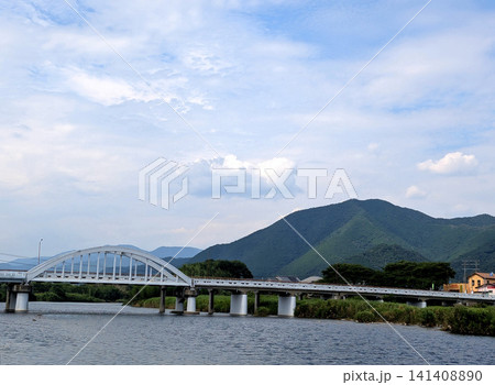 夏空と山並みに映える白いアーチ橋の風景 141408890