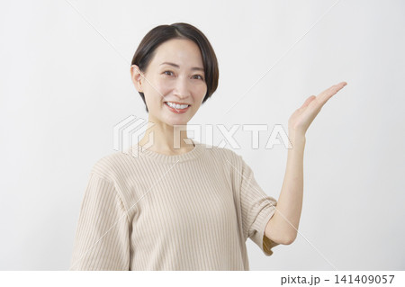 手のひらで指し示し案内する女性 白背景 手のひらで指し示し案内する女性 白背景 141409057