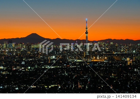 マジックアワーの空を背景にした富士山のシルエットと東京スカイツリーの夜景 Ver1 マジックアワーの空を背景にした富士山のシルエットと東京スカイツリーの夜景 Ver1 141409134