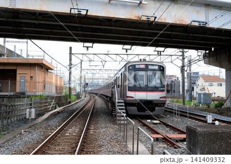 折り返しのターミナル駅の引き込み線で待機する電車 折り返しのターミナル駅の引き込み線で待機する電車 141409332
