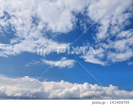 鮮やかな青空にダイナミックに広がる夏の白い雲 141409795