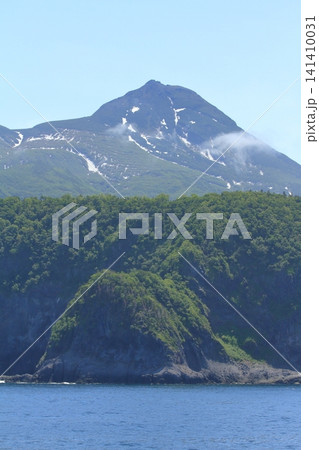 知床半島の原始林の緑とのコントラストが美しい羅臼岳 知床半島の原始林の緑とのコントラストが美しい羅臼岳 141410031