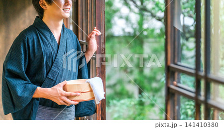 温泉・温泉旅館・銭湯に宿泊する浴衣を着た男性 温泉・温泉旅館・銭湯に宿泊する浴衣を着た男性 141410380