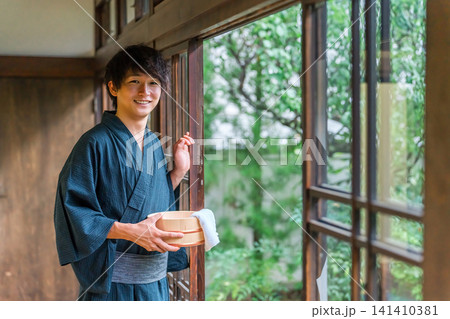 温泉・温泉旅館・銭湯に宿泊する浴衣を着た男性 温泉・温泉旅館・銭湯に宿泊する浴衣を着た男性 141410381