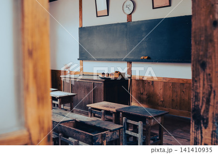 木造建築の日本の古い小学校の教室の黒板、昭和レトロ 木造建築の日本の古い小学校の教室の黒板、昭和レトロ 141410935