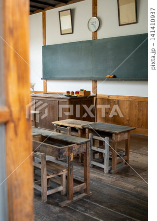 木造建築の日本の古い小学校の教室の黒板、昭和レトロ 141410937