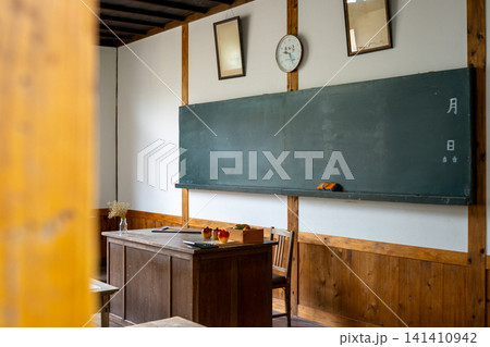 木造建築の日本の古い小学校の教室の黒板、昭和レトロ 木造建築の日本の古い小学校の教室の黒板、昭和レトロ 141410942
