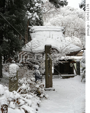 福島県、観音寺の雪景色。山門とお地蔵様が印象的だ。 福島県、観音寺の雪景色。山門とお地蔵様が印象的だ。 141411176