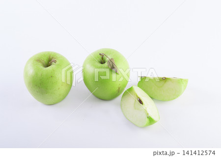 green apples isolated on white background green apples isolated on white background 141412574