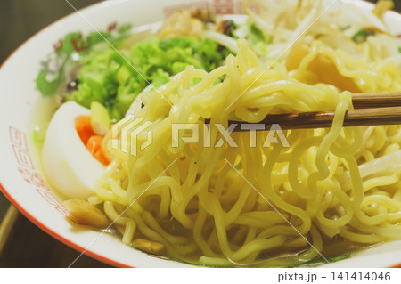 箸で持ち上げる日本のラーメン 箸で持ち上げる日本のラーメン 141414046
