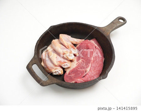 スキレットに入ったオージービーフと手羽先の生肉 141415895