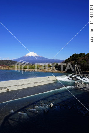 青空に映える冠雪の富士山を背景に富士川と堰堤のある風景　1月富士山2120富士川と堰堤･四ヶ郷頭首工 141416371