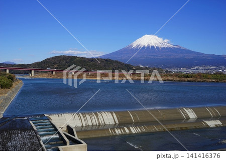 青空に映える冠雪の富士山を背景に富士川と堰堤のある風景　1月富士山2125富士川と堰堤 141416376