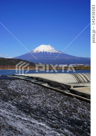 青空に映える冠雪の富士山を背景に富士川と堰堤のある風景 1月富士山2132富士川と堰堤 青空に映える冠雪の富士山を背景に富士川と堰堤のある風景 1月富士山2132富士川と堰堤 141416383
