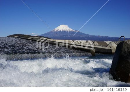 青空に映える富士山を背に、堰堤の前で水飛沫が跳ねる風景 1月富士山2138富士川堰堤と水飛沫 青空に映える富士山を背に、堰堤の前で水飛沫が跳ねる風景 1月富士山2138富士川堰堤と水飛沫 141416389