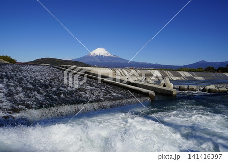 青空に映える富士山を背に、堰堤の前で水飛沫が跳ねる風景 1月富士山2146富士川堰堤と水飛沫 青空に映える富士山を背に、堰堤の前で水飛沫が跳ねる風景 1月富士山2146富士川堰堤と水飛沫 141416397