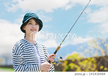 趣味の釣りを楽しむ若い女性 趣味の釣りを楽しむ若い女性 141416484