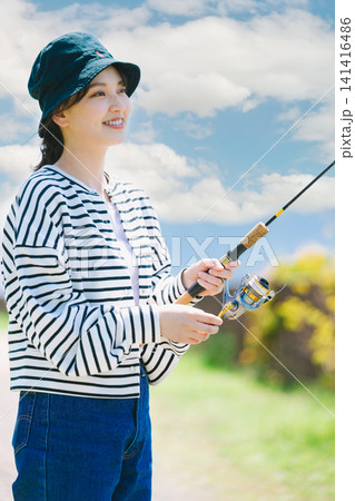趣味の釣りを楽しむ若い女性 趣味の釣りを楽しむ若い女性 141416486