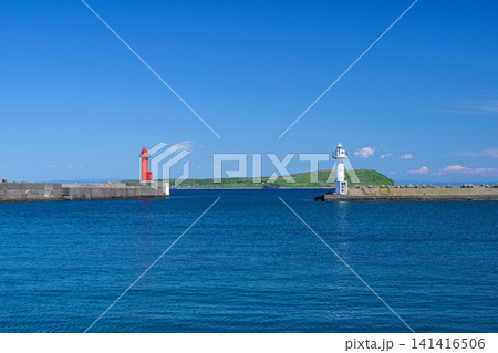 北海道天売港の防波堤灯台と海越しに望む焼尻島 離島の港風景 北海道天売港の防波堤灯台と海越しに望む焼尻島 離島の港風景 141416506