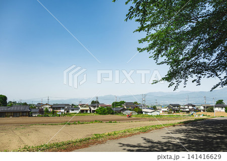 朝日村の閑静な田園風景と遠くの山々 朝日村の閑静な田園風景と遠くの山々 141416629