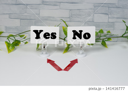 YesとNoの選択肢を示すカードと分岐イメージ YesとNoの選択肢を示すカードと分岐イメージ 141416777