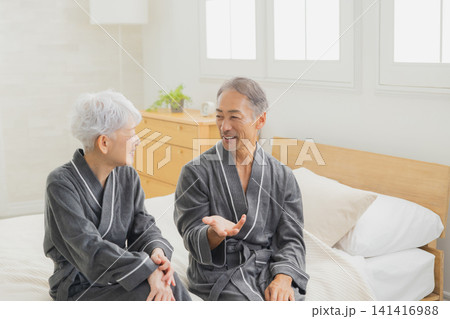 寝室のシニア夫婦 寝室のシニア夫婦 141416988