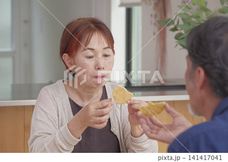 お茶の時間を楽しむ仲良しシニア夫婦 お茶の時間を楽しむ仲良しシニア夫婦 141417041