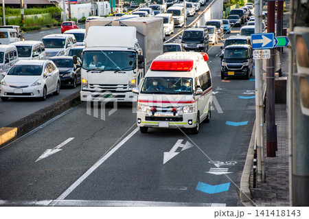 渋滞した車列の中を走行する救急車 渋滞した車列の中を走行する救急車 141418143