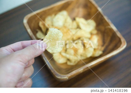 木製ボウルに盛られたポテトチップス 木製ボウルに盛られたポテトチップス 141418196